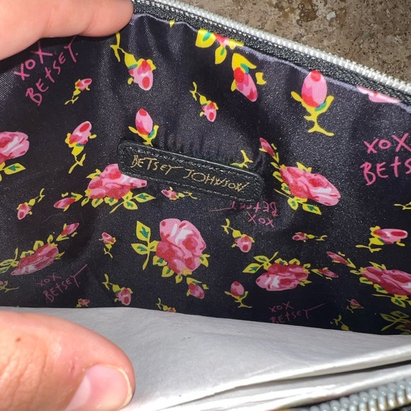 NWT Betsey Johnson Large Travel Wristlet Pouch AND Jumbo Luggage Tag Bundle - Picture 8 of 10